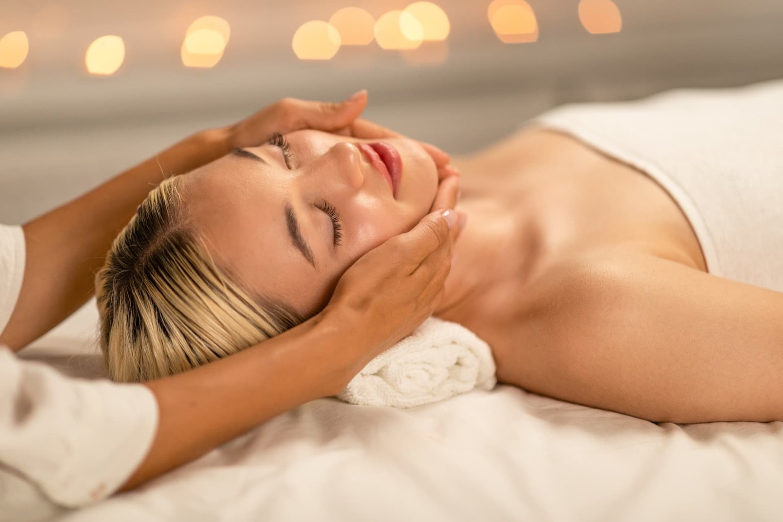 Peau du visage lumineuse après un soin visage chez Elite Laser